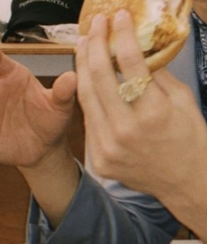 Juyeon's pretty handsa very important thread!