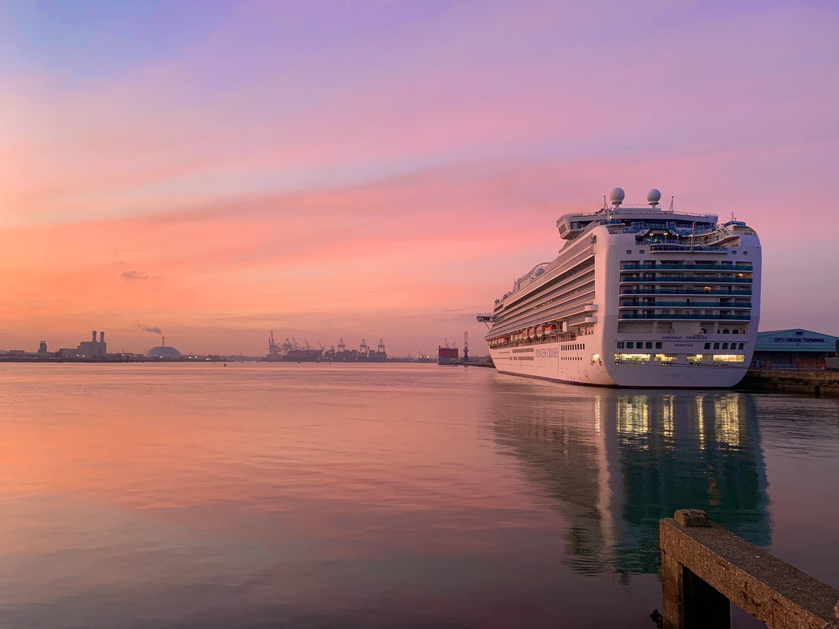 Apologies for the ship spam but the sunset tonight in Southampton is stunning, especially with the addition of #EmeraldPrincess 🌅