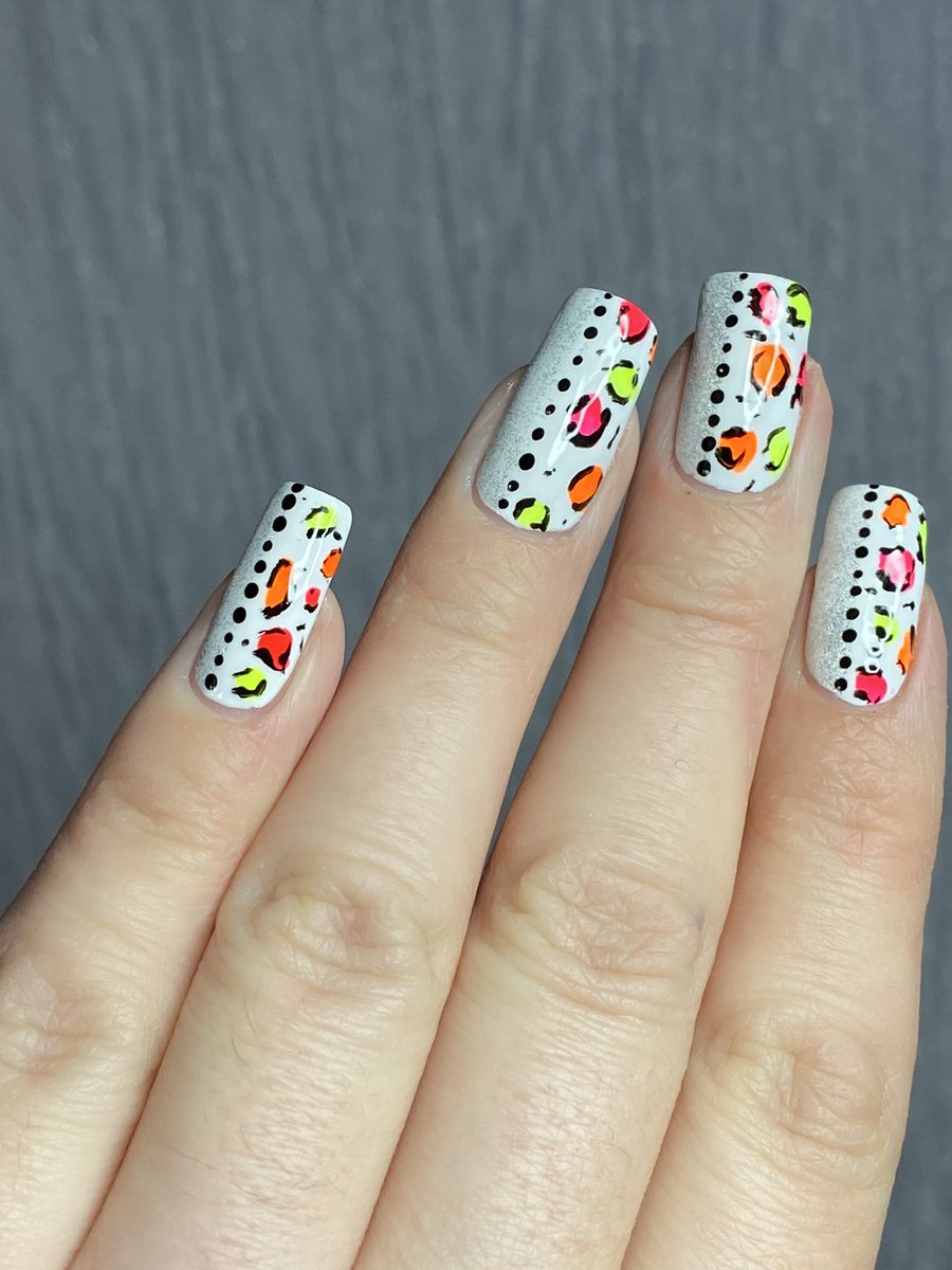 nailsbylyn's tweet photo. Neon makes me pretend itβs not actually winter #nailsbylyn #nalanails https://t.co/1BgJwndsVb