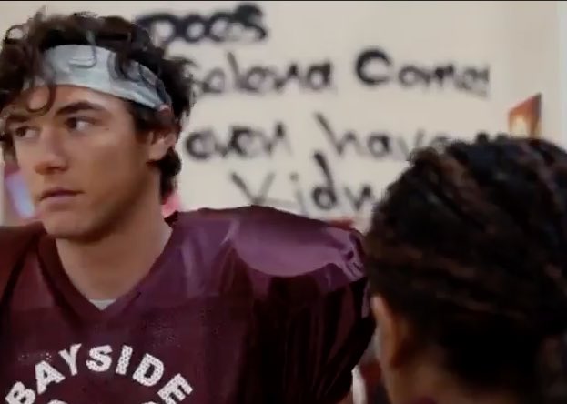 jndoIIs's tweet photo. a tv show called "saved by the bell" has "does selena gomez even have a kidney?" written on the wall. this is so disgusting and unnecessary. selena doesn't deserve this. 

RESPECT SELENA GOMEZ https://t.co/u7IcPX8NqV