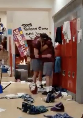 jndoIIs's tweet photo. a tv show called "saved by the bell" has "does selena gomez even have a kidney?" written on the wall. this is so disgusting and unnecessary. selena doesn't deserve this. 

RESPECT SELENA GOMEZ https://t.co/u7IcPX8NqV