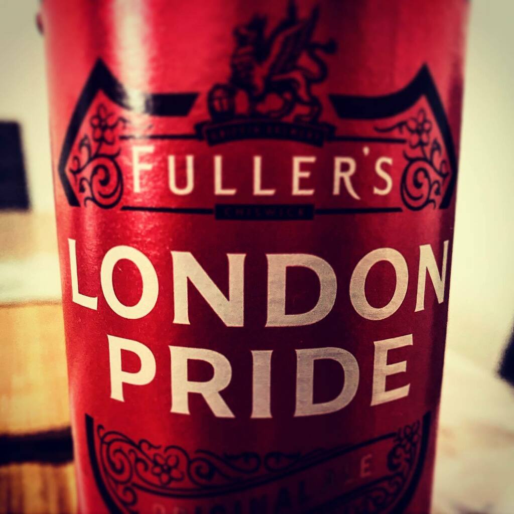 OscarCBosch's tweet photo. Saw it in a shop’s window. Couldn’t resist a taste of the #oldtown #london #realale #beertankard #oncealondoneralwaysalondoner🇬🇧 https://t.co/Z1nKnunhrv https://t.co/FkbkL01hep