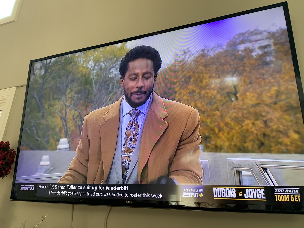 I always thought my favorite thing about <a href="/DesmondHoward/">Desmond Howard</a> was his laugh but today it’s got to be his threads. Looking sharp!! <a href="/CollegeGameDay/">College GameDay</a> #WarEagle