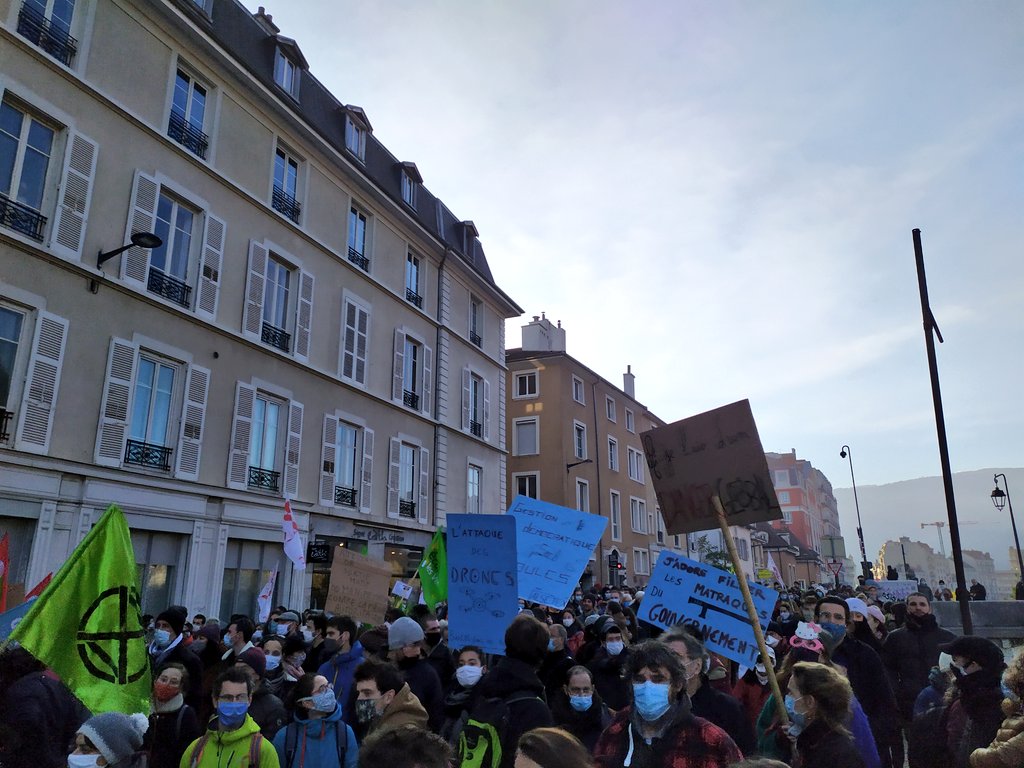 abkgrenoble's tweet photo. La joie de se retrouver ensemble, la colère de vivre le basculement dans un État sécuritaire au service du néolibéralisme le plus violent. Mais nous ne nous laisserons pas dominer, nous sommes les 99% : ce sont eux qui ne sont rien, soyons tout. #StopLoiSecuritéGlobale #Grenoble https://t.co/LkGxn2axvq