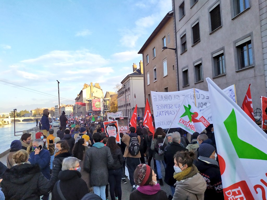 abkgrenoble's tweet photo. La joie de se retrouver ensemble, la colère de vivre le basculement dans un État sécuritaire au service du néolibéralisme le plus violent. Mais nous ne nous laisserons pas dominer, nous sommes les 99% : ce sont eux qui ne sont rien, soyons tout. #StopLoiSecuritéGlobale #Grenoble https://t.co/LkGxn2axvq