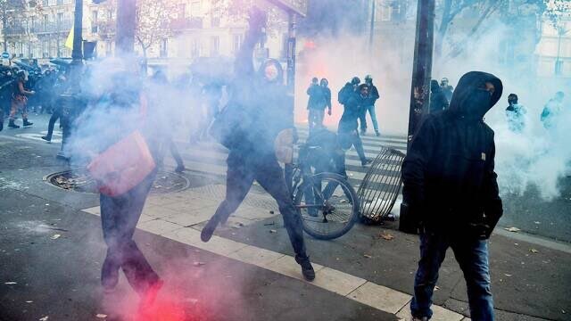 В Париже начались протесты и погромы. Протестующие подожгли Банк Франции 