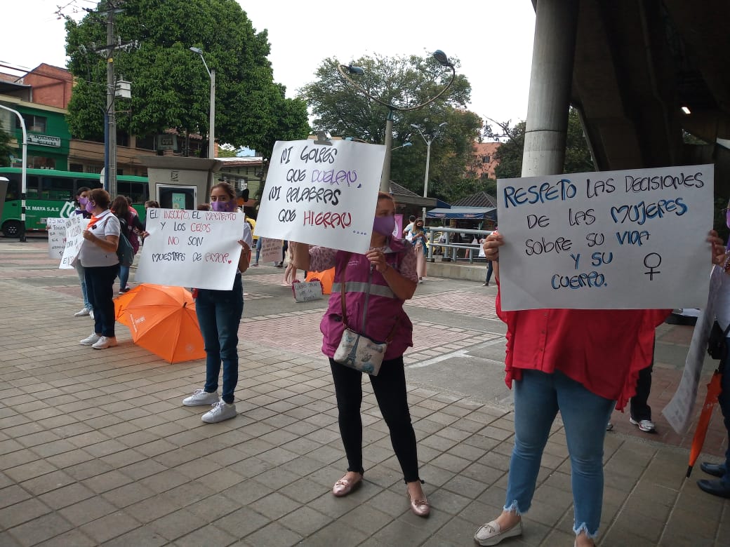 personeriamed's tweet photo. A través de nuestro #ObsDeMujeres acompañamos el plantón convocado por organizaciones de mujeres de la comuna 12, América en contra de la violencia de género en Medellín. #PorTusDerechosMásCerca https://t.co/eEpsjgM5Fv