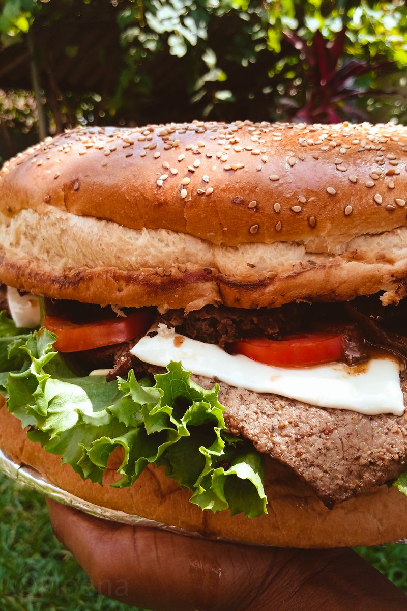 moenagarden's tweet photo. Aujourd'hui et demain chez c's factory venez prendre des parts de notre burger géant filet de bœuf x steak #carinesfactory #team228 #tgtwittos #TT228 😉 https://t.co/fQjJsbwT6z