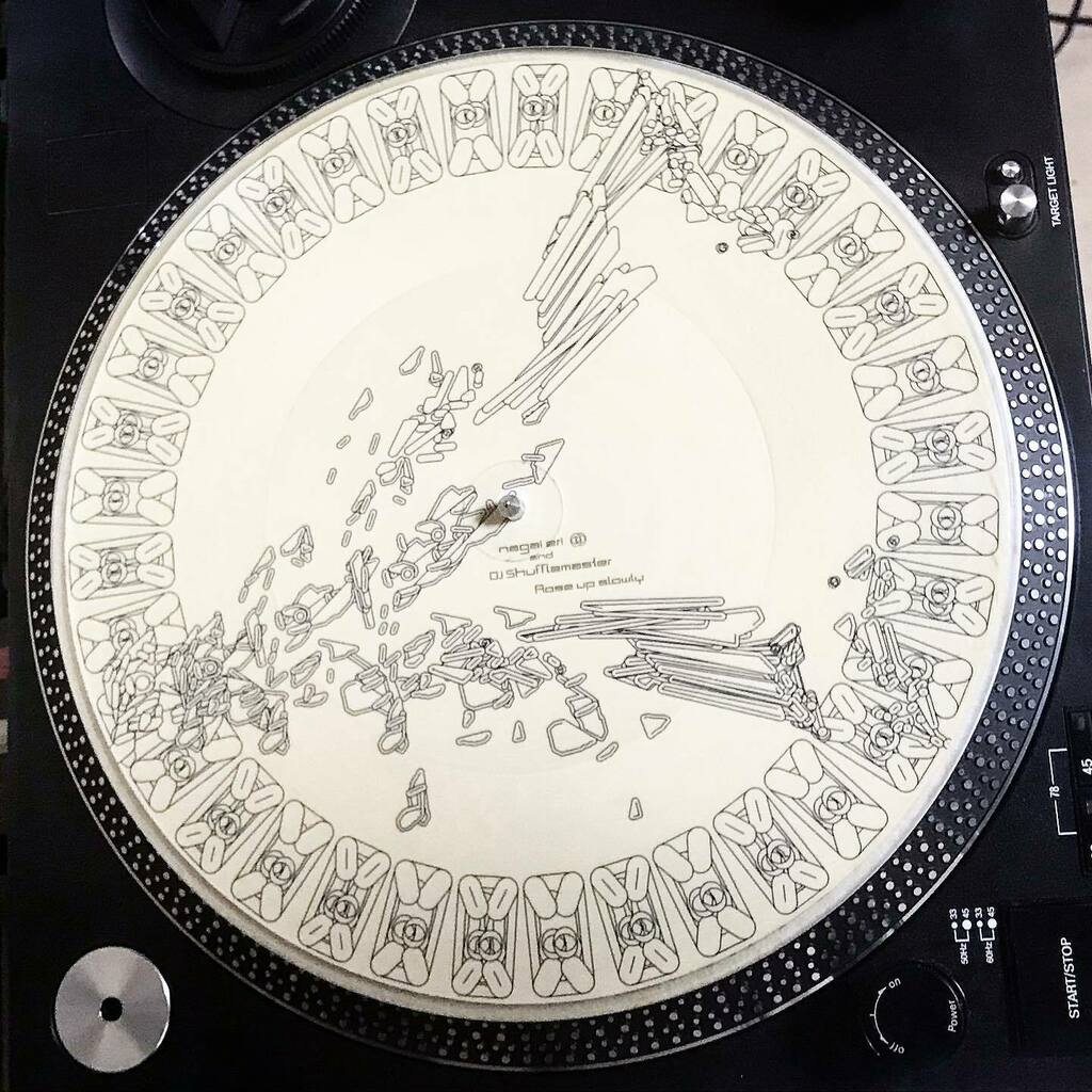 bibinba_pt's tweet photo. 持ってなかったレコード届いた。Nagai Eri &amp; DJ Shufflemaster『Rose Up Slowly』
#nagaieri 
#djshufflemaster 
#roseupslowly 
#chesterbeatty 
#kanamori 
#acv 
#techno 
#acid 
#picturedisc https://t.co/9kDKbyrsJ7 https://t.co/tyKcjd5YOx
