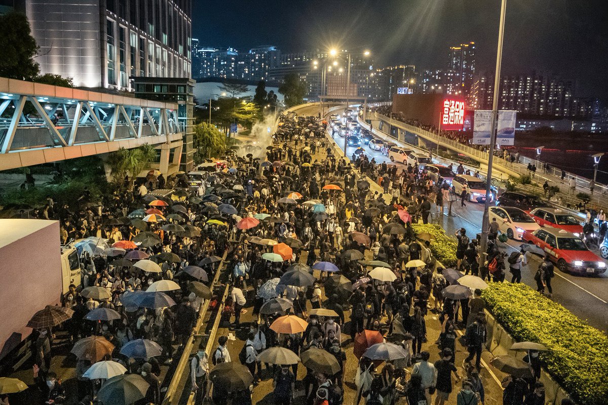 MiniMeme_Cat's tweet photo. @BloombergAsia It is not possible for the gov to cover up or distort history, for the people are absolutely not foolish. 
At least those Hong Kong people who came out to rescue #PolyUSiege that night will remember the truth of history and how academic freedom in Hong Kong was buried. https://t.co/5nzfWWXANG