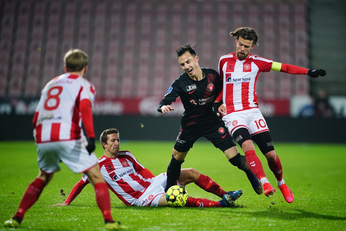 aabsportdk's tweet photo. Målløs pointdeling i Herning

For femte gang i træk forlod AaB grønsværen uden at tabe. I dag endte det 0-0 på udebane mod FC Midtjylland.

Læs kampreferatet her: https://t.co/kZKXLzO6Im

#AaB #HeleNordjyllandsHold #sldk #FCMAaB https://t.co/sp9I6RKqmc