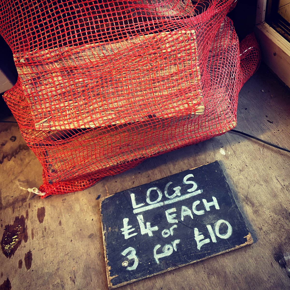 grangefarmshop2's tweet photo. 🥔 sack-£8 bag- £1
🪵- £4 a bag or 3 for £10 https://t.co/TWDd5SVjoQ