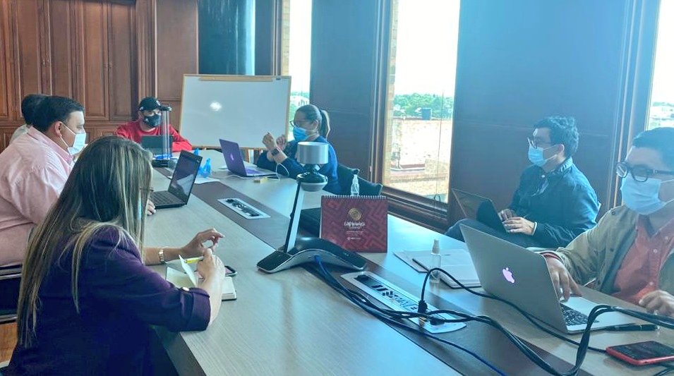 nicolasgarciab's tweet photo. Hoy estamos trabajando desde la @CundinamarcaGob para empezar diciembre con convenios entre la Nación y el Departamento, que nos permitan continuar con el proceso de reactivación económica.
El trabajo no se detiene! 💪 https://t.co/8rv1ySM8iE
