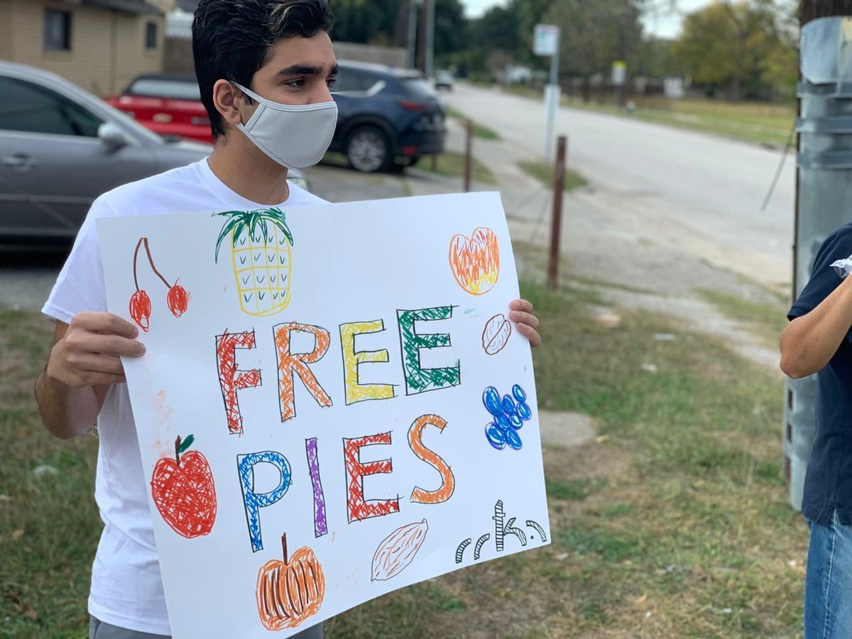 MuslimYouthUSA's tweet photo. In embracing the #Thanksgiving spirit, #MuslimYouth of @MKA_Houston got together and, with social distance, gave out over 800 pies around a local, lower income neighborhood. Spreading brotherhood, camaraderie and cheer is #WhatMuslimsDo. #ThankfulToAllah #MuslimYouthGiveThanks https://t.co/7dpQqOWybB