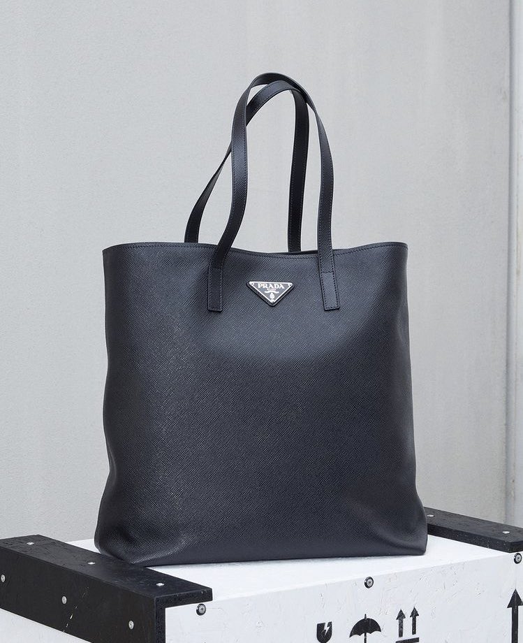 𝙨𝙪𝙨𝙝𝙞 メンズのビジネスバッグ 大抵ダサいので全てのブランドでこのくらいのシンプルさのもの出してほしい 今のところ自分の中ではプラダが最適解ですが 値段がアホなのでマーガレットハウエルかギャルソンのレザートート使ってます