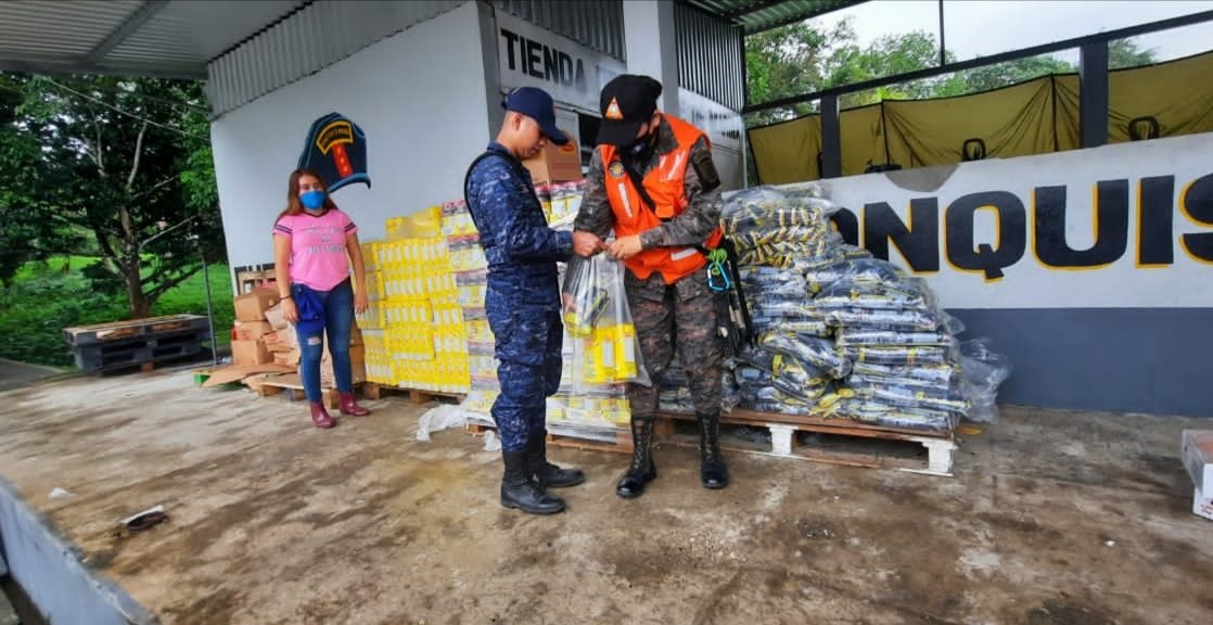 Cosedemilgt's tweet photo. La participación de la #MujerMilitar del @Ejercito_GT en desastres naturales es activa, decisiva y humanitaria. @CentroDeGob, @SEPREMGUATEMALA #FuerzaGuate. https://t.co/i5WoykHvlA