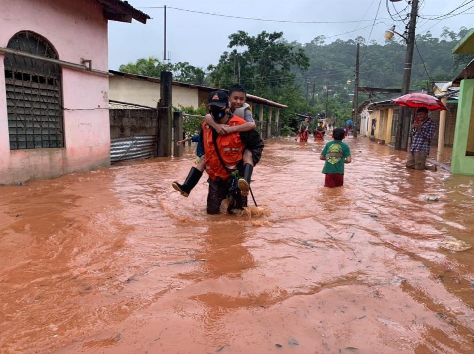 Cosedemilgt's tweet photo. La participación de la #MujerMilitar del @Ejercito_GT en desastres naturales es activa, decisiva y humanitaria. @CentroDeGob, @SEPREMGUATEMALA #FuerzaGuate. https://t.co/i5WoykHvlA