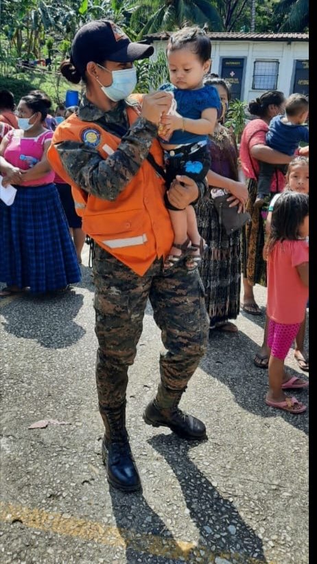Cosedemilgt's tweet photo. La participación de la #MujerMilitar del @Ejercito_GT en desastres naturales es activa, decisiva y humanitaria. @CentroDeGob, @SEPREMGUATEMALA #FuerzaGuate. https://t.co/i5WoykHvlA