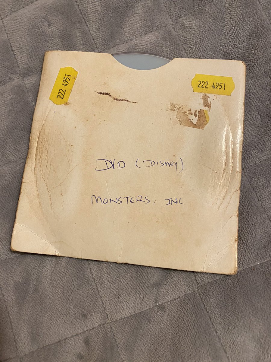 Missmandabanda's tweet image. What object do you use for something so far from its original purpose? Mine, is an old dvd. That I use as a fan, to help dry the setting spray on my face. 
What you got? #randomobject