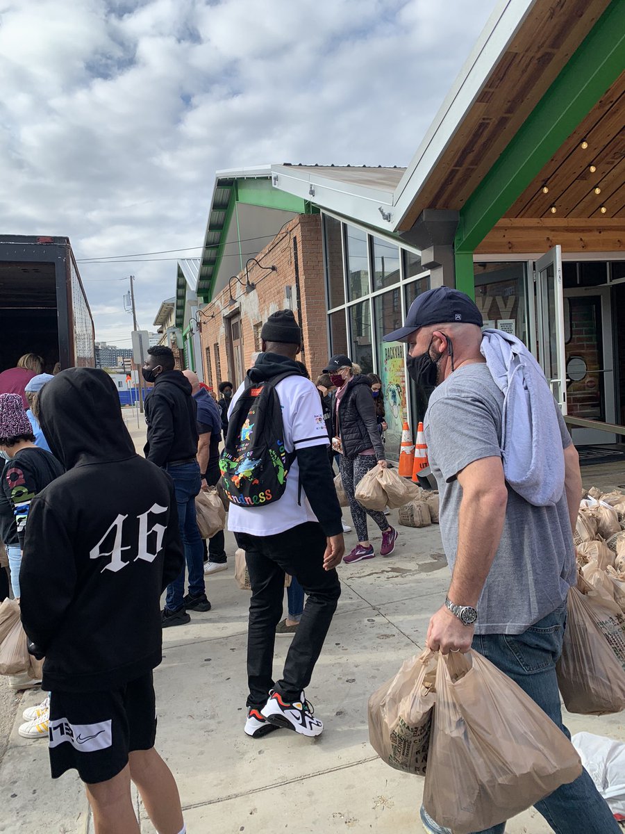 BeccaisaPenName's tweet image. No Cirque? No worries #THF was still spreading joy! @CashSports #tangotab #fhunger #racetokindness #feedingthehungry