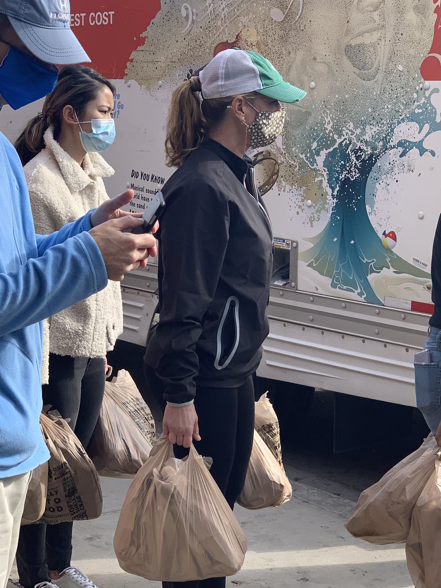 BeccaisaPenName's tweet image. No Cirque? No worries #THF was still spreading joy! @CashSports #tangotab #fhunger #racetokindness #feedingthehungry