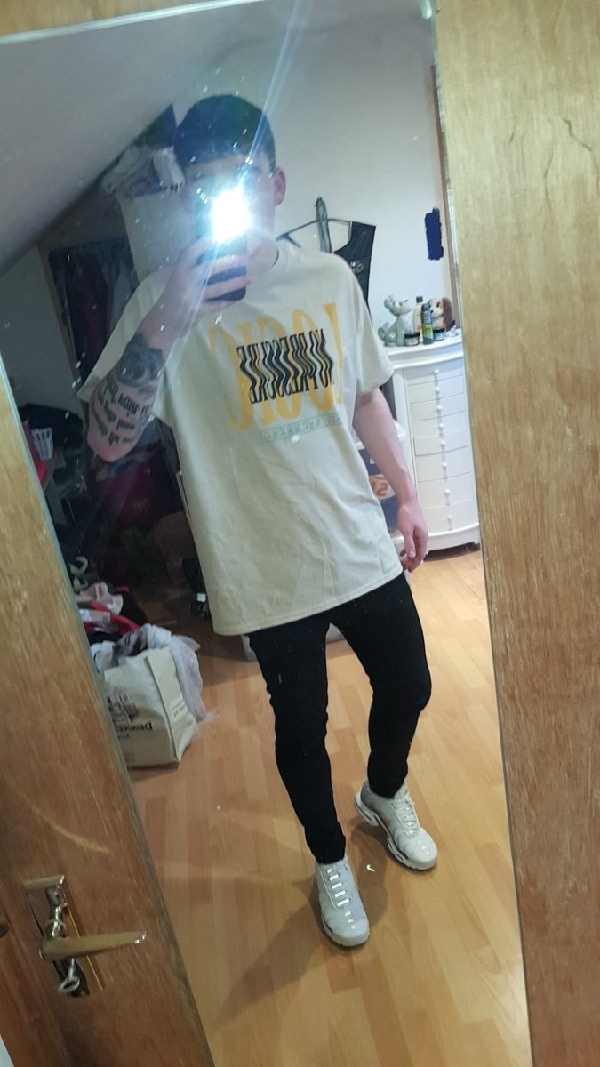 RossConnolly69's tweet photo. @Logic301 Merch finally came 🔥💯 https://t.co/uWvCugKiDj