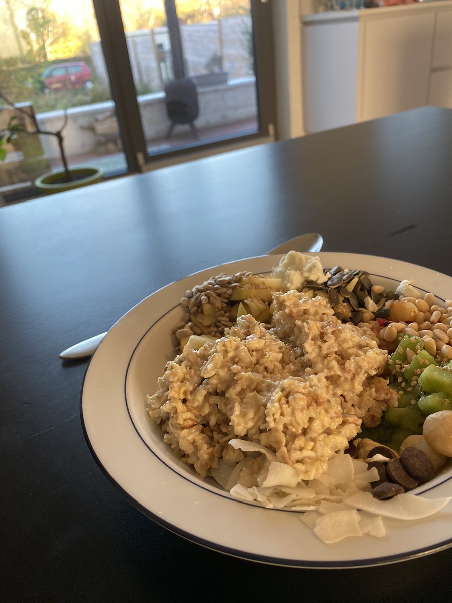 BreakfastShe's tweet photo. Saturday smooth morning breakfast #oatmeal #kiwi #chocolate #breakfast #foodiegirlfriend #foodie #busyday #notimetohashtag https://t.co/ffaYokVDxK