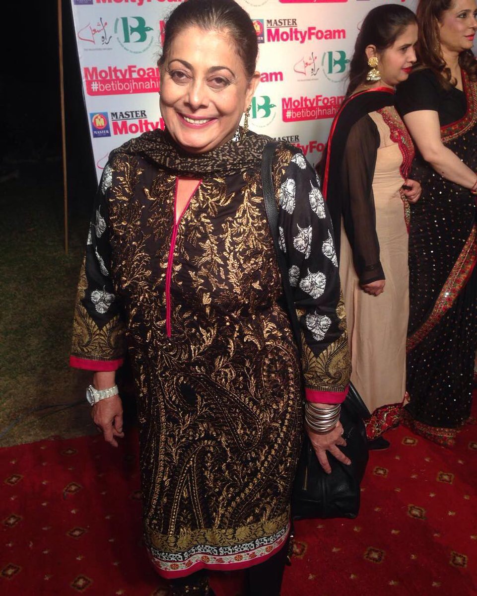 ShowbizAndNewz's tweet photo. Veteran actress Seemi Raheel bashed Pakistan Television (PTV) for an unfair remuneration for her services to them. Link in bio and story;
#SimiRaheel #PTV https://t.co/En92bAp8iX