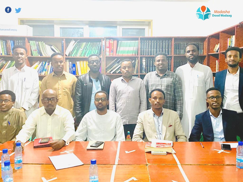 MWadaag's tweet photo. Madasha Dood Wadaag ayaa kulan keedii 5-aad  ka qabsoomay Maktabadda Hargeisa( Hargeisa library) galabnimaddii jimcaha.

Bare sare Maxamed Badel ayaa marti ku ahaa kulanka, soo jeedin mug wayn oo gaar ku ahayd "Tol La'aanta Afka Soomaaliga iyo Tabaha Gumaysiga" 1/3 https://t.co/08VszXhMgt