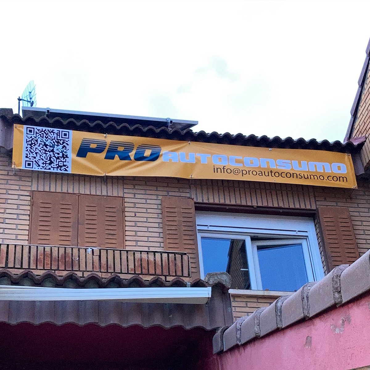 PROAutoconsumo's tweet photo. Primera instalación con #bannerpublicitario y #códigoQR captable desde la calle. A través de ese código podréis acceder a un formulario online para calcular vuestro propio presupuesto para vuestra instalación de #placassolaresfotovoltaicas #energiasrenovables https://t.co/nnxLua7SXa
