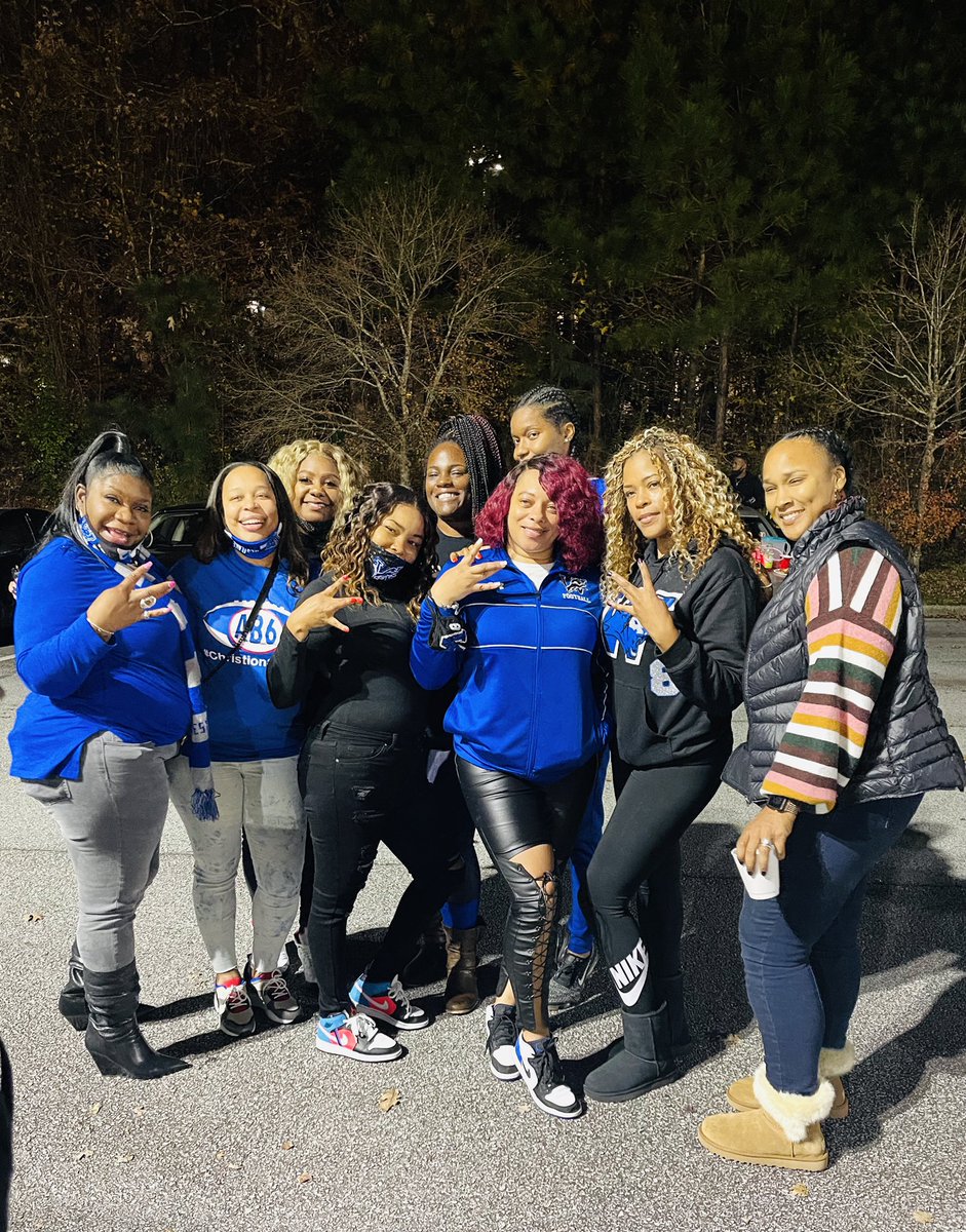 tajshure's tweet photo. I ONLY HANG WITH QUEENSโฃ๏ธUnder the #FridayNightLights w/@AliyaTerrell @smabercrombie @shondsmith1 @luxuryskye @1stLadyGlass WESTLAKE MOMs Style. #momgang #therealWestlakeMoms 4EVERLIONS #firstroundplayoffs @WestlakeFB1 Itโs the W for Meโฃ๏ธ https://t.co/GVbWGyoPQ1