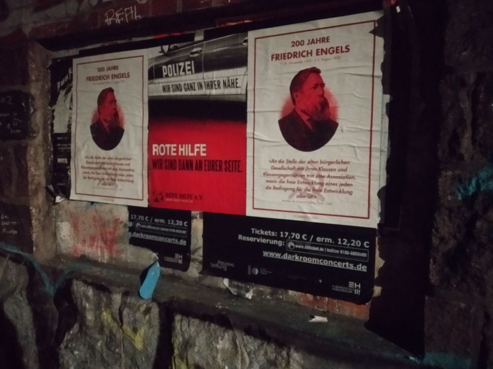 basishl's tweet photo. Heute am 28. November feiert Friedrich #Engels seinen 200ten Geburtstag!
Anlässlich dieses Tages haben wir die @IL_Luebeck beim Plakatieren unterstützt ✊ https://t.co/rGCw81j67B