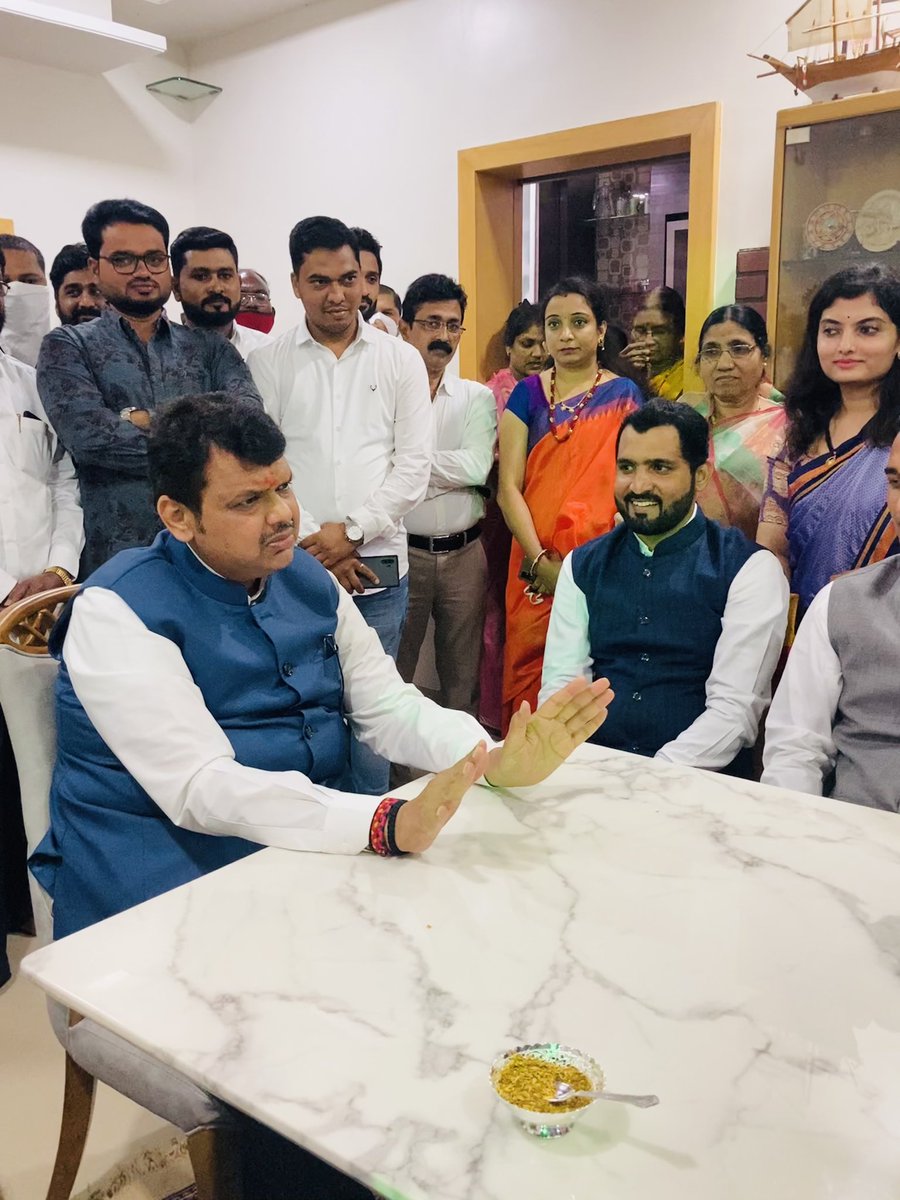 primedankar's tweet photo. When @Dev_Fadnavis ji visits ur home for dinner !!!
Great leader, very down to earth and frank !! Had a great interaction...🙏🏻😊🌷
@Devendra_Office @BJP4India @BJP4Maharashtra #Devendrafadnavis https://t.co/pNzVEy9A1b