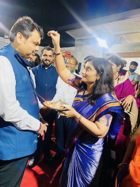 primedankar's tweet photo. When @Dev_Fadnavis ji visits ur home for dinner !!!
Great leader, very down to earth and frank !! Had a great interaction...🙏🏻😊🌷
@Devendra_Office @BJP4India @BJP4Maharashtra #Devendrafadnavis https://t.co/pNzVEy9A1b