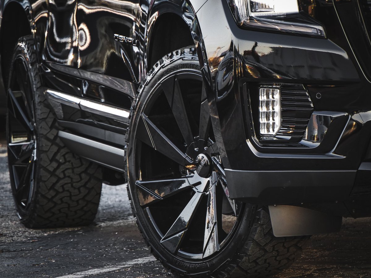 DaveSinclairGMC's tweet image. Black as Knight. 

New from our Dave Sinclair Customs team. 

Check out the full album here: bit.ly/3mtOyvq

Shop this vehicle here: bit.ly/3mgRlrZ

#customvehicle #customtruck #customsuv