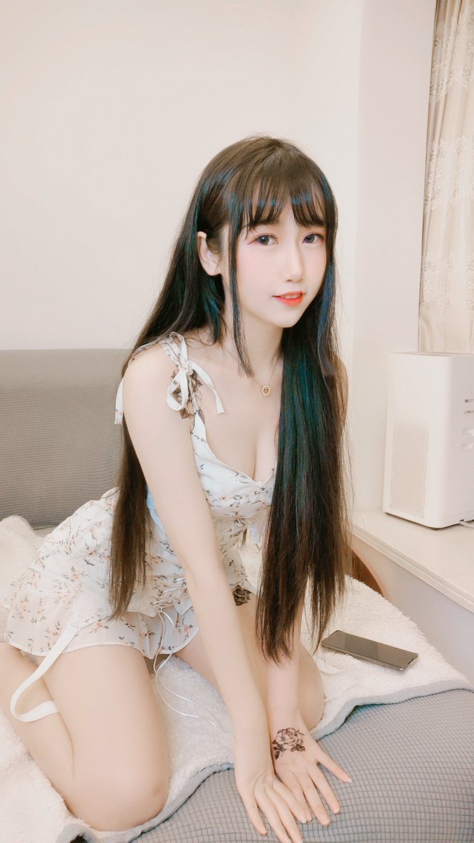 一直都知道我的胸有点外扩。然后今天去买内衣时店长说我喜欢穿不聚拢内衣的原因我的胸外扩很严重，甚至有点小下垂，，，，然后如果收起来的话，起码有个c……暴风雨哭泣QAQ我是不是考虑去手术纠正什么的 https://t.co/WLDSSCn7J0