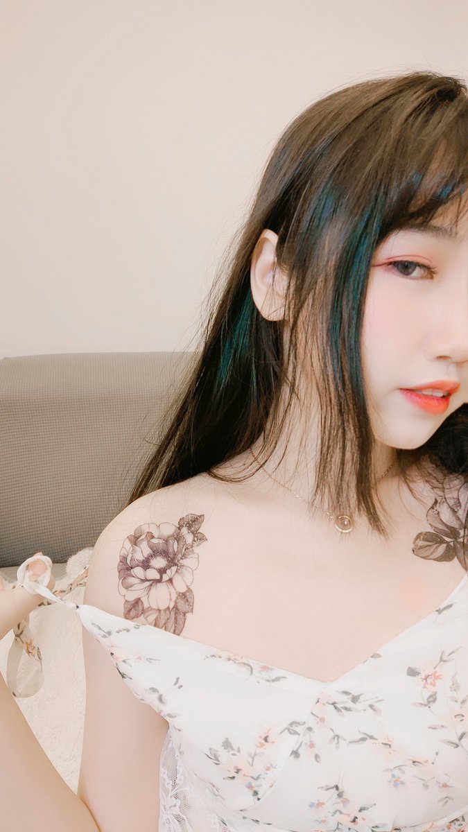 一直都知道我的胸有点外扩。然后今天去买内衣时店长说我喜欢穿不聚拢内衣的原因我的胸外扩很严重，甚至有点小下垂，，，，然后如果收起来的话，起码有个c……暴风雨哭泣QAQ我是不是考虑去手术纠正什么的 https://t.co/WLDSSCn7J0