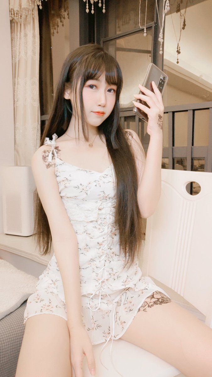 一直都知道我的胸有点外扩。然后今天去买内衣时店长说我喜欢穿不聚拢内衣的原因我的胸外扩很严重，甚至有点小下垂，，，，然后如果收起来的话，起码有个c……暴风雨哭泣QAQ我是不是考虑去手术纠正什么的 https://t.co/WLDSSCn7J0