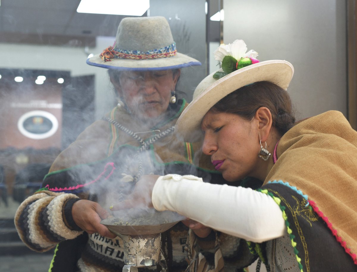 JusticiaBol's tweet photo. El Ministerio de Justicia y Transparencia Institucional celebró una #wajta de vitalidad y energía, con la presencia de autoridades de gobierno y amautas. La actividad se desarrolló con el objetivo de revalorizar las ceremonias ancestrales y culturales. https://t.co/KEjMPxyDJH