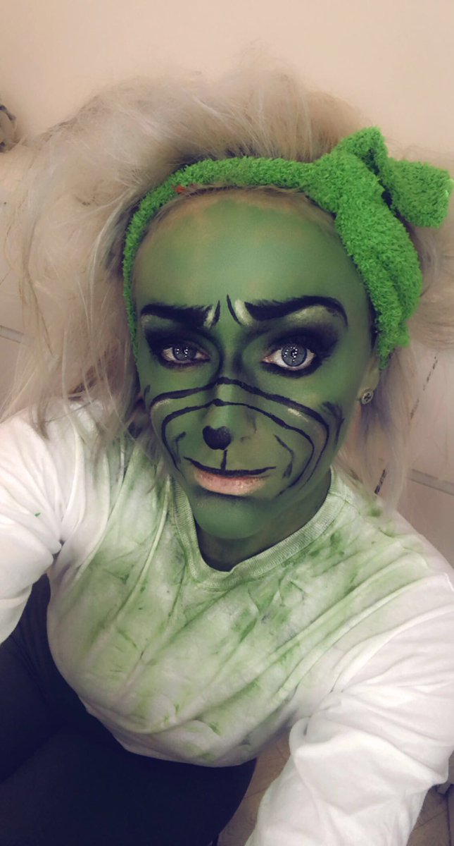 CheerBlaze's tweet photo. Every Saturday in lockdown 1 and 2 I’ve done a family quiz night on zoom with my cheerleaders and their families
Each week I give them 1 hour to get fancy dressed.
This week they asked if they could plan the quizz. 4pm they pushed a note through my front door

Challenge accepted https://t.co/qFvVu1qExj