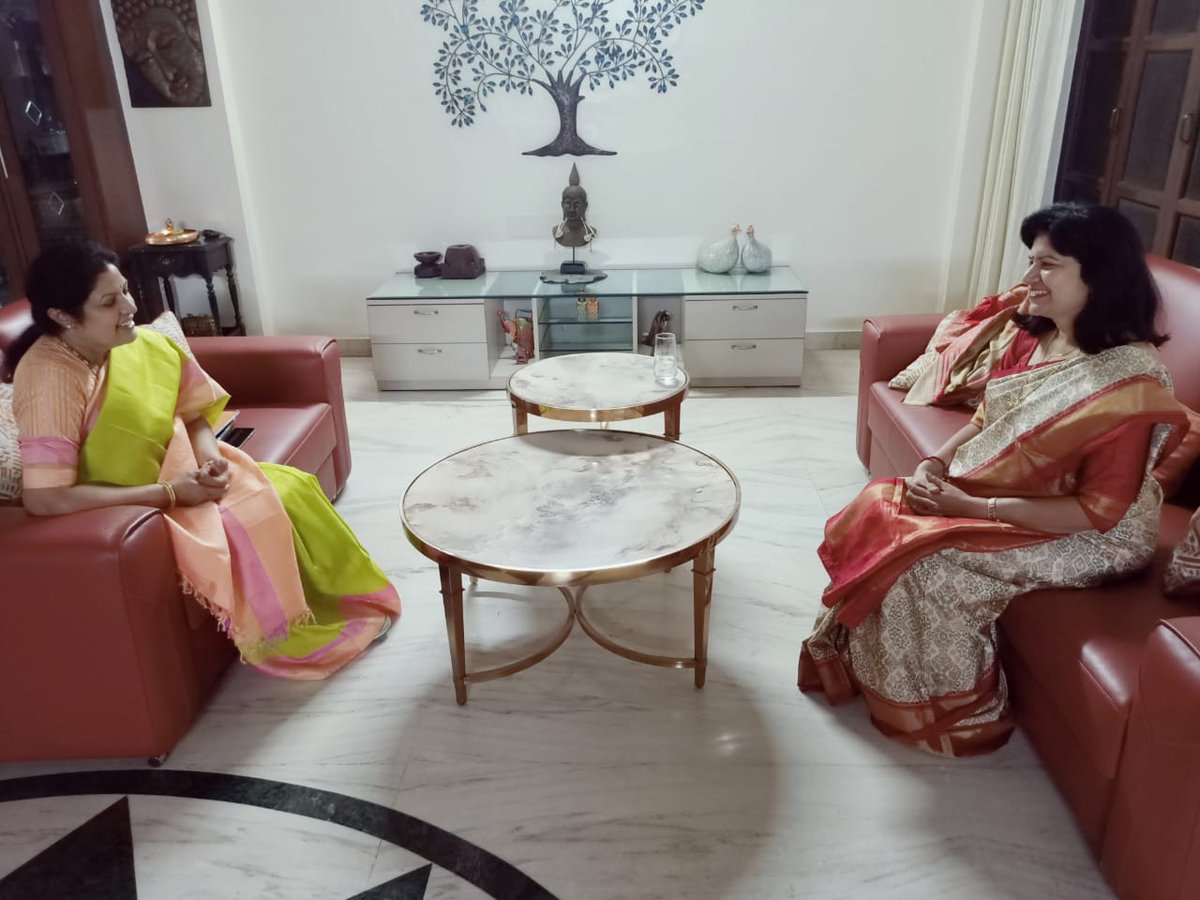 AprajitaSarangi's tweet photo. Met the BJP State - in charge( Pravari) of Odisha, @PurandeswariBJP in Delhi today. It was a pleasure meeting her. Discussed many organizational matters.Sought her advice &amp; guidance.Assured her of all my support.Looking forward to working with her.@JPNadda @BJP4Odisha @BJP4India https://t.co/Sdc68EcLoo
