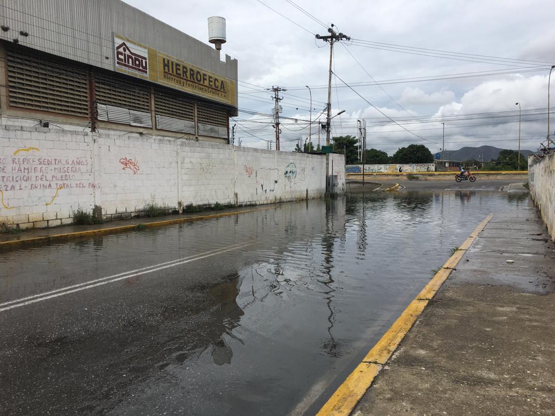 LenchoM's tweet photo. Por falta de limpieza de alcantarillas, se produce esa laguna frente a los edificios residencias Las Doñas en Pq Juan de Villegas. @AdolfoP_Oficial @PSUVIribarren1 @NoticiasBqto @barquisimeto @LuisJonasReyes https://t.co/Gh9amTiUe3
