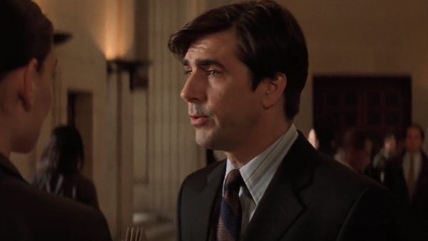 Originalmente, Harvey Dent aparecía en Batman Begins, interpretado por el personaje de Larry Holden. Incluso en los primeros borradores del guión fue llamado así, pero al final no quedó porque «no creían que iban a hacer más películas» cheatsheet.com/entertainment/…