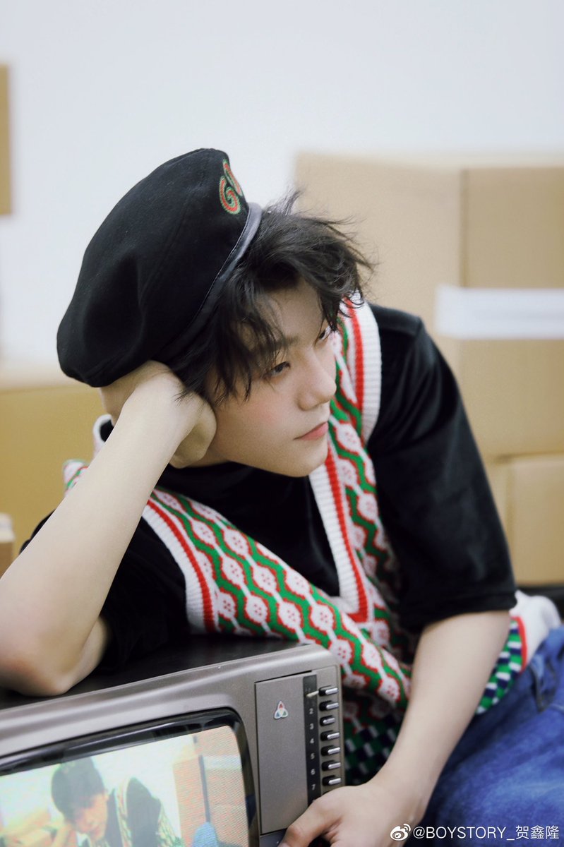 BOYSTORYBOLIVIA's tweet photo. 📌Actualización de #XINLONG en #WEIBO 20.11.28 📆

本来以为这身不适合我😑但穿上还不chuo🥴 hey 你觉得还好吗～

📝Traducción
Para ser honesto pensé que la vestimenta no quedaria bien en mi 😑 pero puesto en mi no es chuo 🥴 hey, ¿tu piensas que estás bien?~

 @BOYSTORY_WORLD https://t.co/GDy31ZqBnm