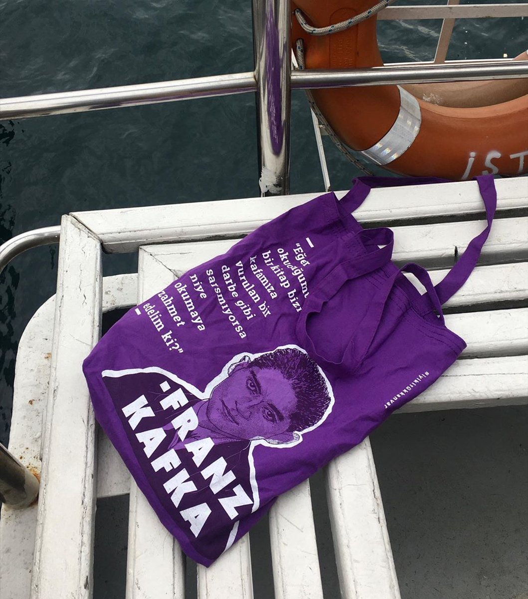 "Eğer okuduğumuz kitap bizi kafamıza vurulan bir darbe gibi sarsmıyorsa niye okumaya zahmet edelim ki?"

#FranzKafka tasarım bez çanta, defter ve fincan kitapsiparis.com'da!