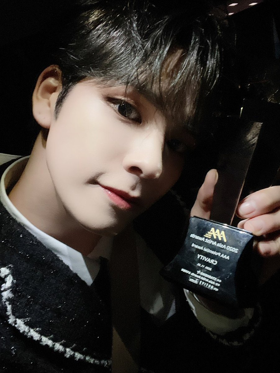 _monwenee's tweet photo. AND A BIG CONGRATS TO MY BABIES FOR THEIR POTENTIAL SINGER AWARD 🥲🏆👏🏻

@CRAVITYstarship 
#CRAVITY
#CRAVITY_2020AAA https://t.co/122I2wqWt3