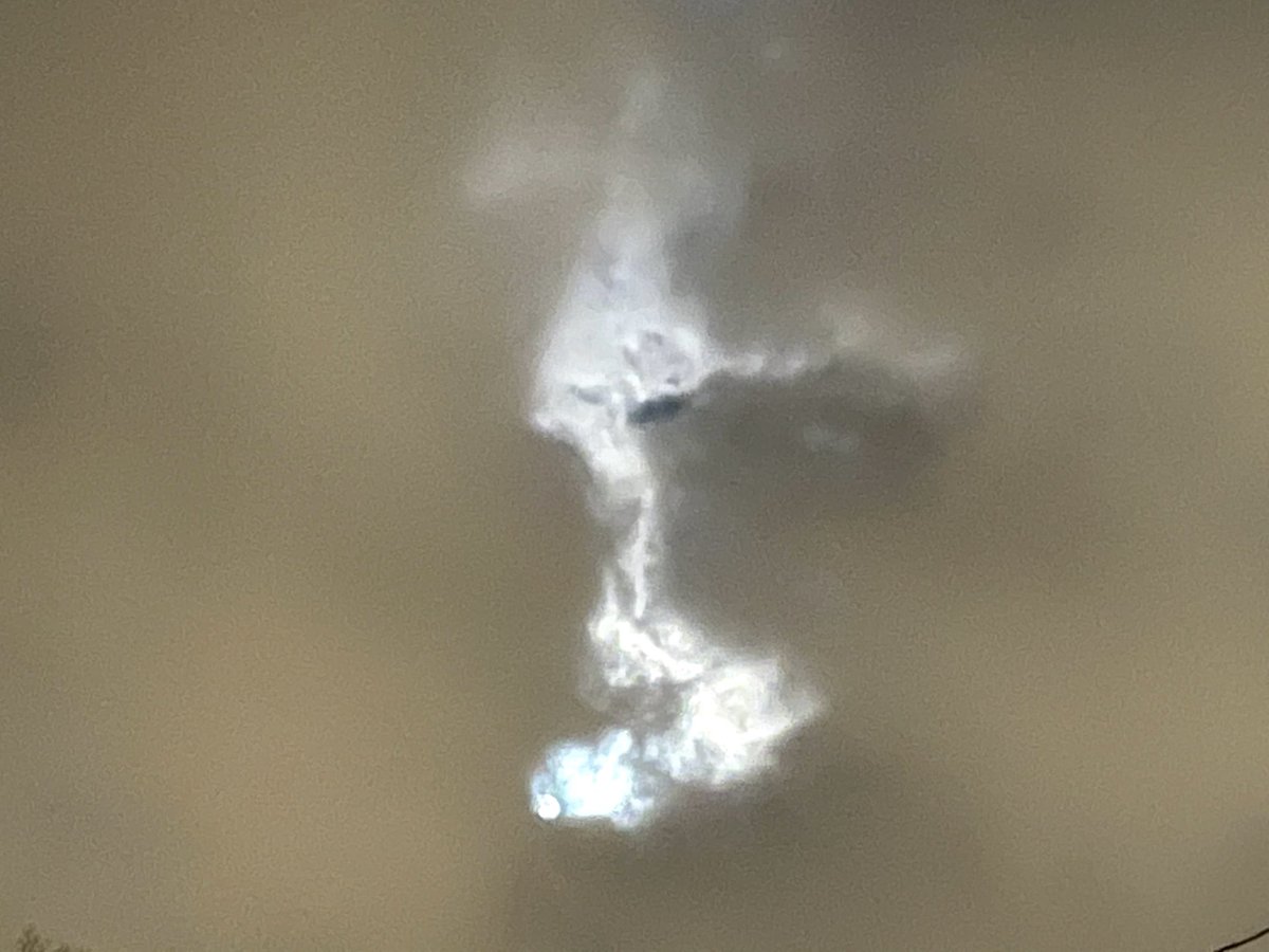 photowhitehouse's tweet photo. The cloudy guy was smoking Moon’s cigarette in the sky! SP photo by William Moon after Black Friday 2020 #sunrise #SaturdayMorning #HappySaturday #drinkingcoffe #seagulls https://t.co/mtBAqpsvPx