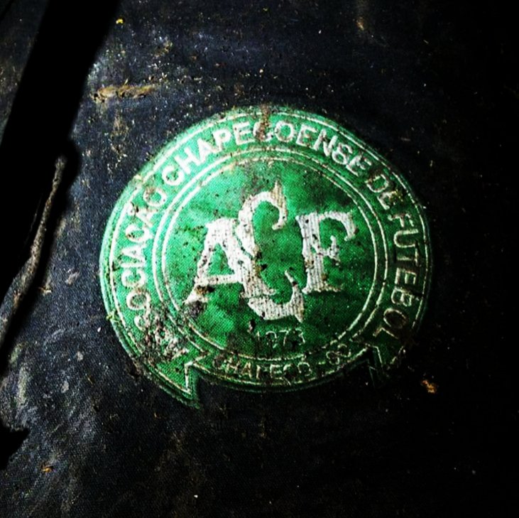 InvictosSomos's tweet photo. Hace 4 años, la expedición del Chapecoense se dirigía a Colombia para la final de la Sudamericana. Tristemente, el duelo jamás se celebró. 71 de 77 personas fallecieron en aquel trágico vuelo. "Que lo escuchen, en todo el continente, siempre recordaremos CAMPEÓN al Chapecoense". https://t.co/R5bxRjPDCD