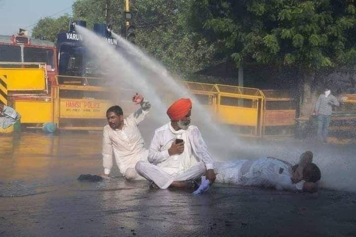 SURENDRA_CHAMAR's tweet photo. Bsdk मोदी जी,

 ये किसान हैं, आपके बाबा रामदेव नहीं जो सूट-सलवार पहन कर भाग जाएंगे!
 जय जवान  जय कि���ान https://t.co/rJVkdN1D56