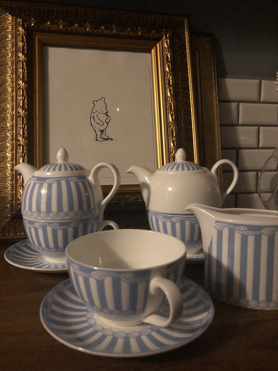 Thank you <a href="/CakeVenice/">LittleVeniceCakeCompany</a> for being so kind and sending me a milk jug with my new #Teapot I love this teapot so much 😊